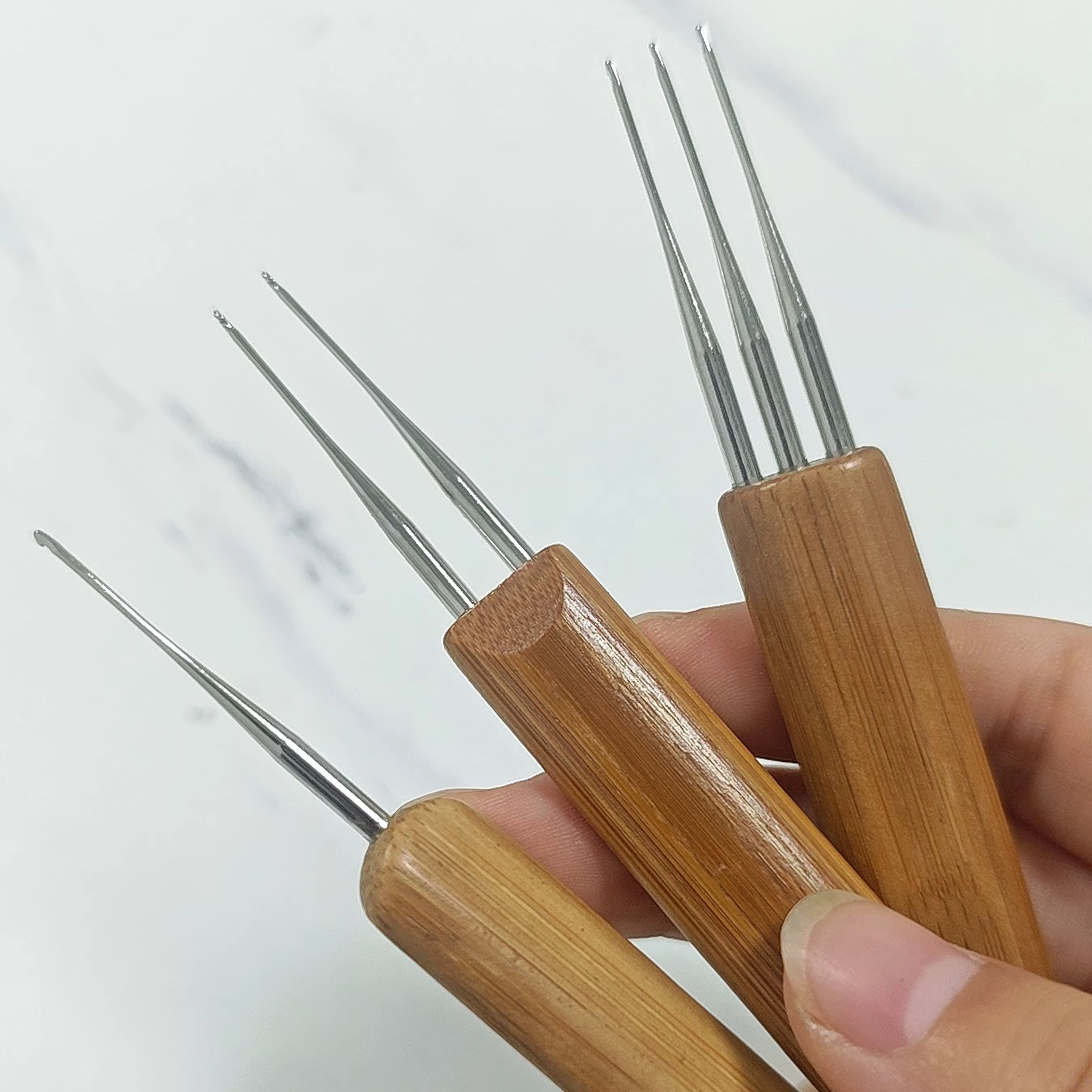 Wooden Crochet Hooks Ergonomic Handle - إبر كروشيه مريحة بمقبض خشبي من