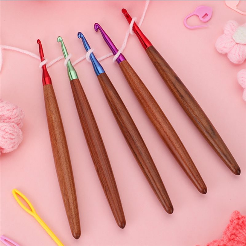 خطافات كروشيه بمقبض خشبي مريح  - مراجعة Wooden Crochet Hooks Ergonomic Handle وسعره